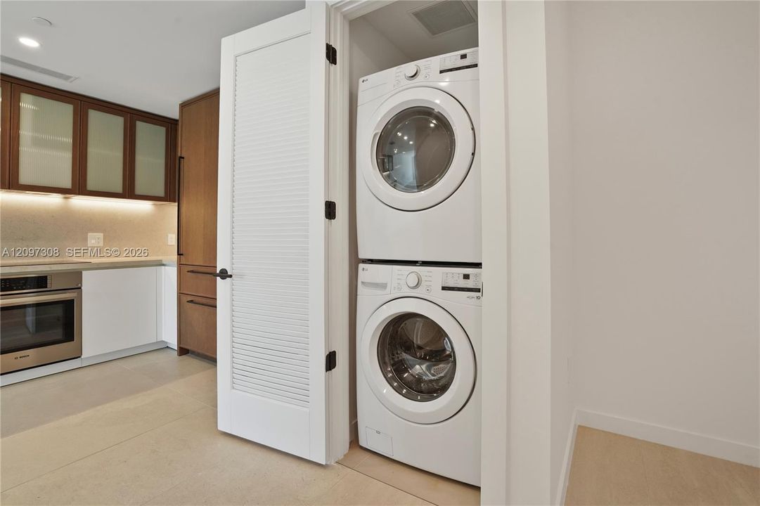 For Rent: $10,000 (1 beds, 2 baths, 864 Square Feet)