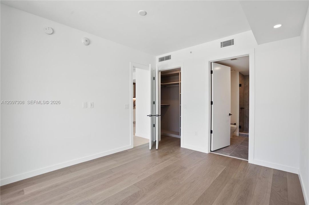 For Rent: $10,000 (1 beds, 2 baths, 864 Square Feet)