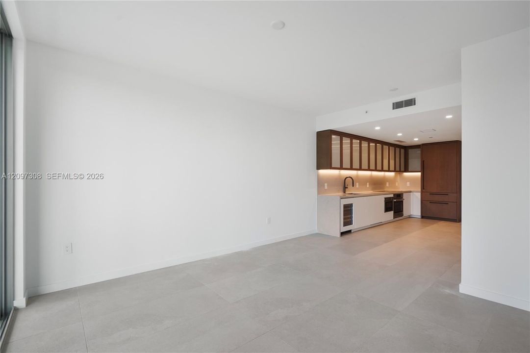For Rent: $10,000 (1 beds, 2 baths, 864 Square Feet)