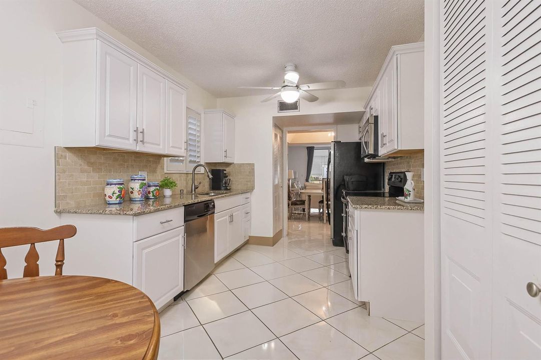 EAT-IN KITCHEN