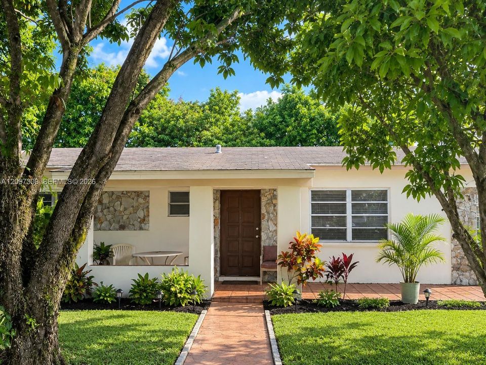 For Sale: $465,000 (3 beds, 1 baths, 1140 Square Feet)