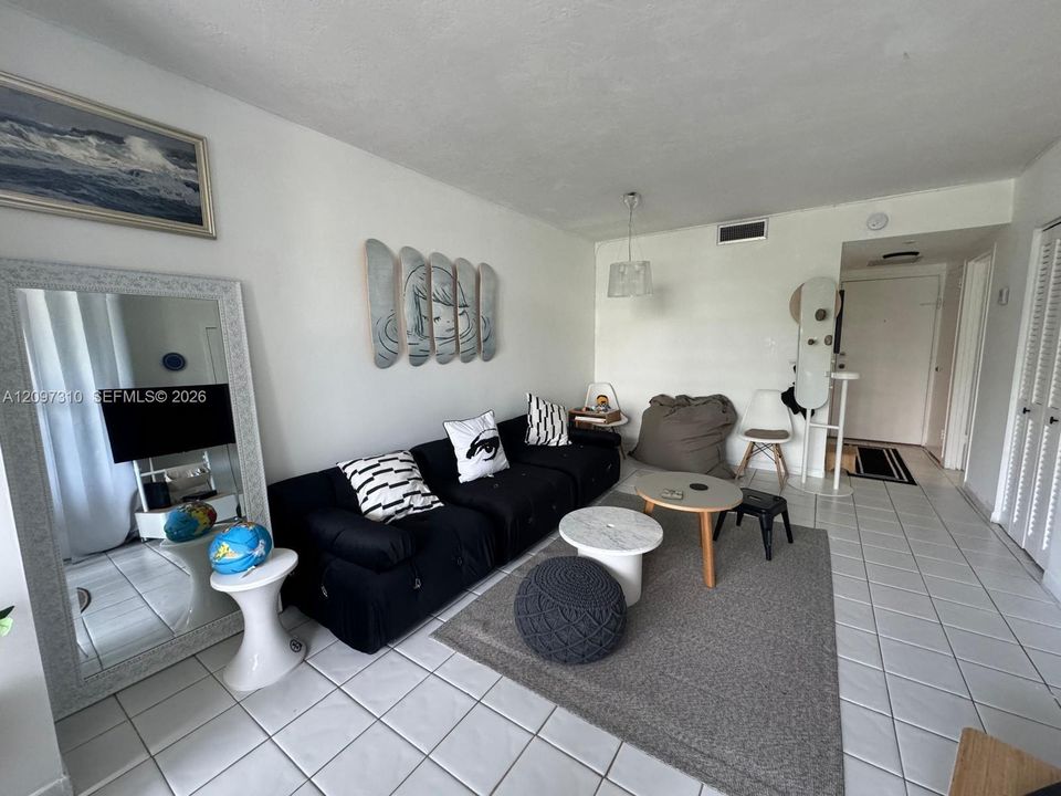 For Rent: $3,000 (1 beds, 1 baths, 600 Square Feet)