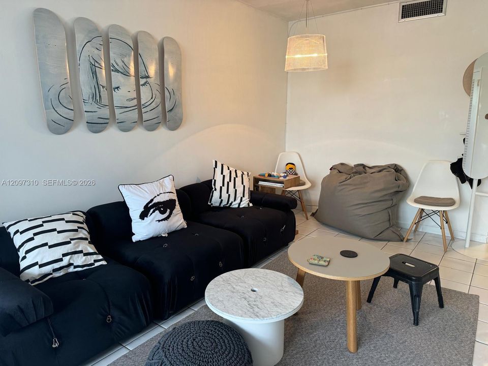 For Rent: $3,000 (1 beds, 1 baths, 600 Square Feet)