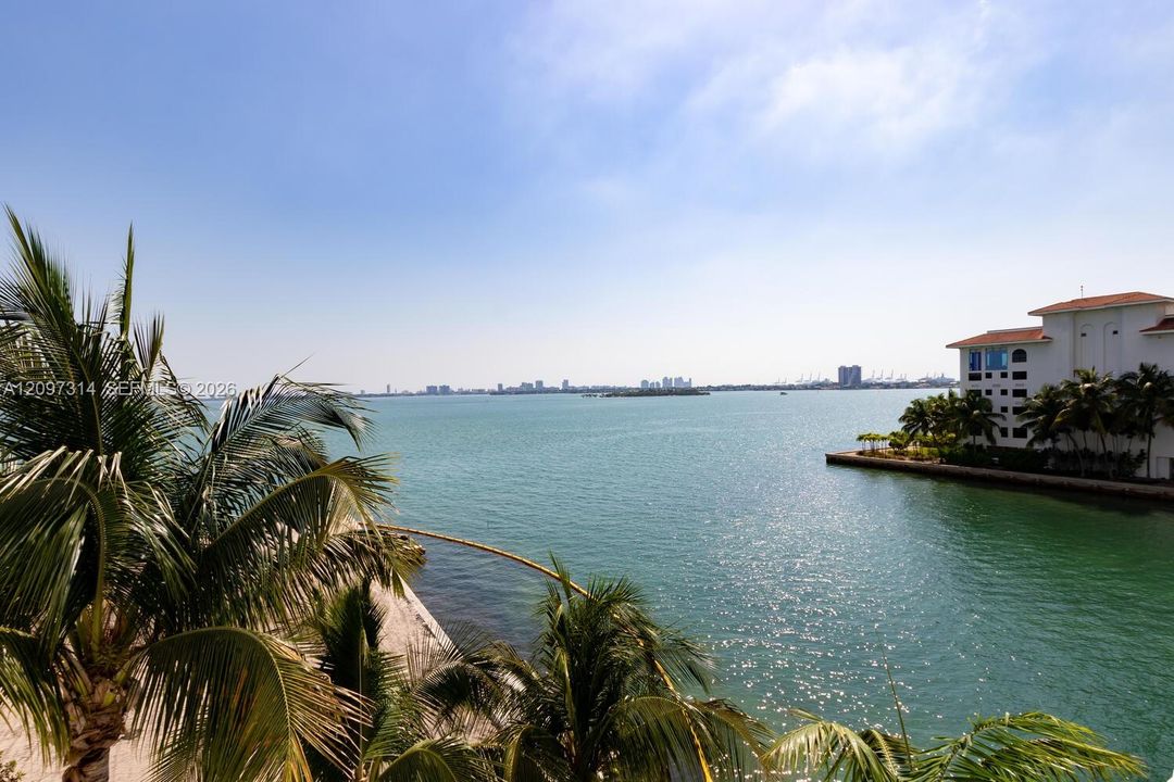 For Rent: $2,400 (1 beds, 1 baths, 762 Square Feet)