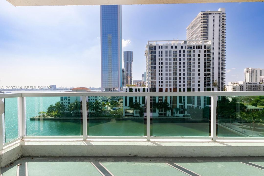 For Rent: $2,400 (1 beds, 1 baths, 762 Square Feet)