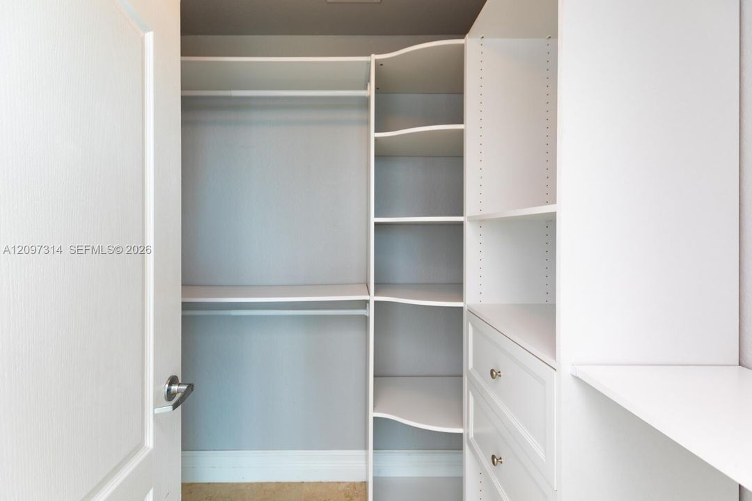 For Rent: $2,400 (1 beds, 1 baths, 762 Square Feet)