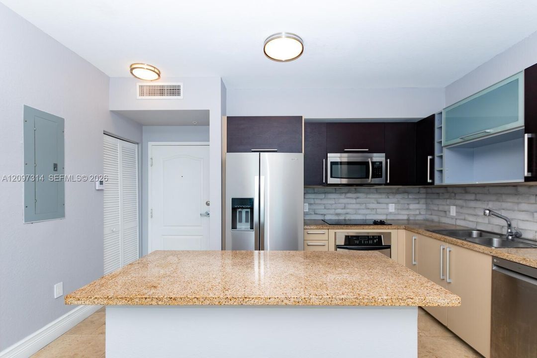 For Rent: $2,400 (1 beds, 1 baths, 762 Square Feet)