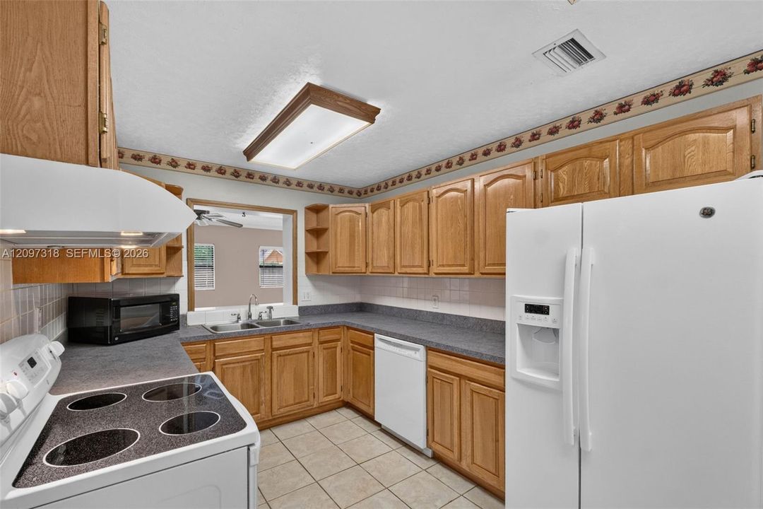 For Sale: $399,999 (3 beds, 2 baths, 1615 Square Feet)