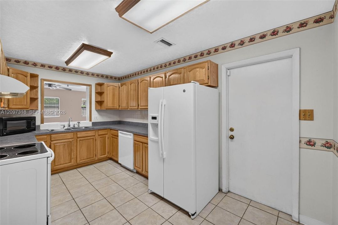 For Sale: $399,999 (3 beds, 2 baths, 1615 Square Feet)