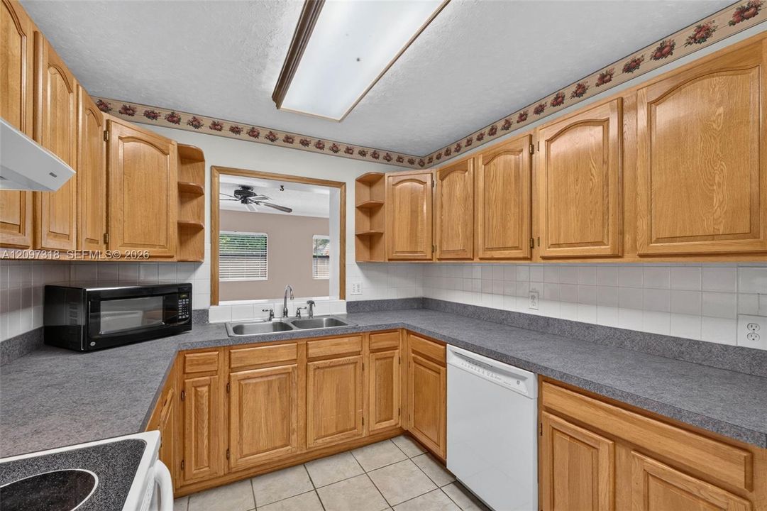 For Sale: $399,999 (3 beds, 2 baths, 1615 Square Feet)