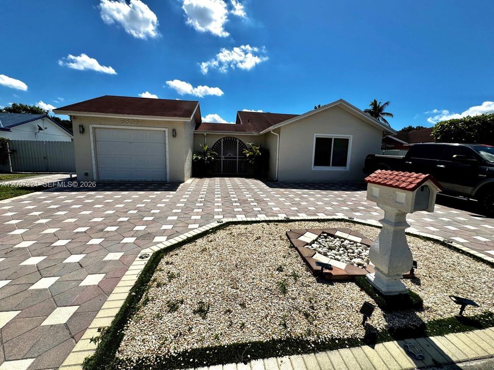 For Sale: $750,000 (4 beds, 2 baths, 1500 Square Feet)