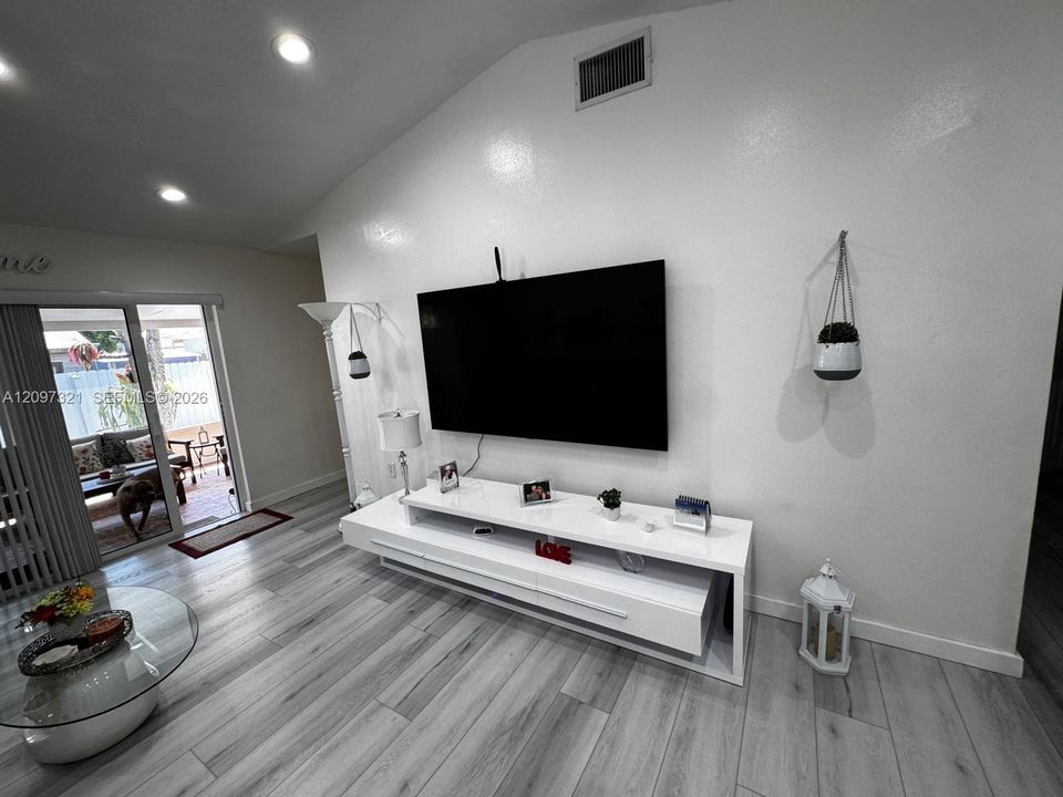 For Sale: $750,000 (4 beds, 2 baths, 1500 Square Feet)