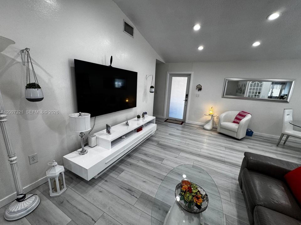 For Sale: $750,000 (4 beds, 2 baths, 1500 Square Feet)