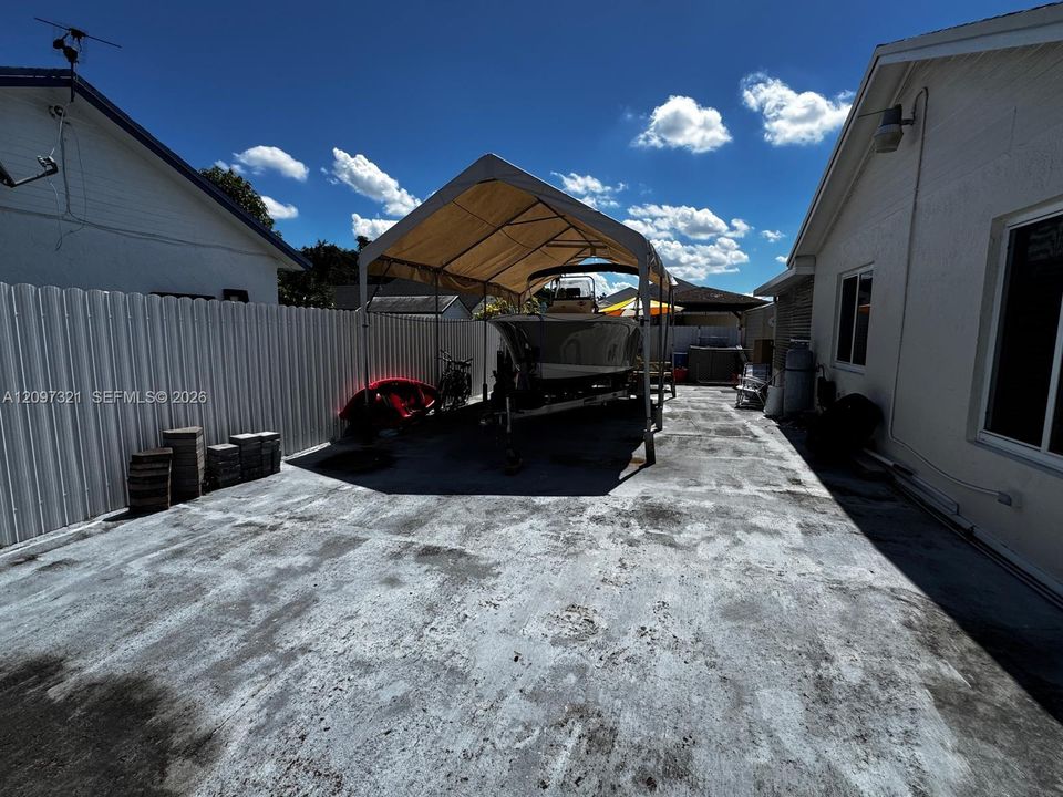 For Sale: $750,000 (4 beds, 2 baths, 1500 Square Feet)