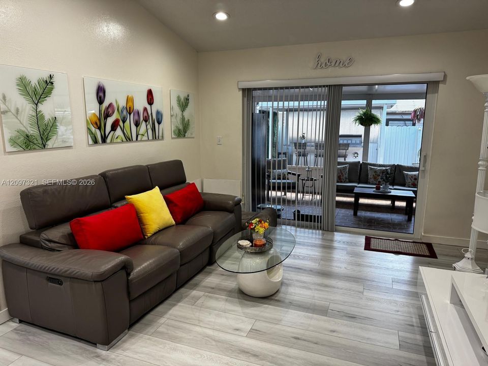 For Sale: $750,000 (4 beds, 2 baths, 1500 Square Feet)