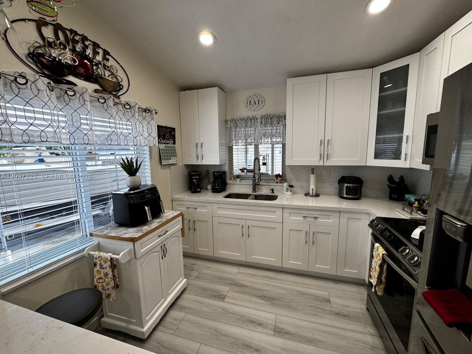 For Sale: $750,000 (4 beds, 2 baths, 1500 Square Feet)