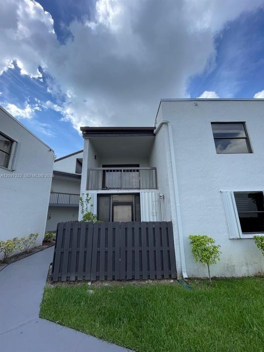 For Rent: $2,500 (2 beds, 2 baths, 1000 Square Feet)