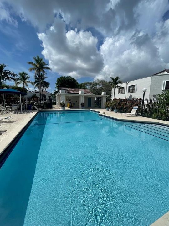 For Rent: $2,500 (2 beds, 2 baths, 1000 Square Feet)