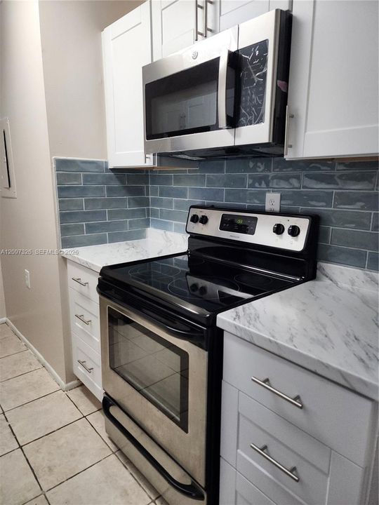 For Rent: $2,300 (3 beds, 2 baths, 930 Square Feet)