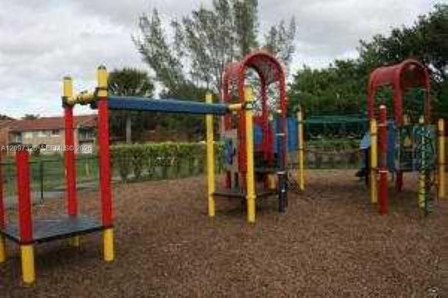 For Rent: $2,300 (3 beds, 2 baths, 930 Square Feet)