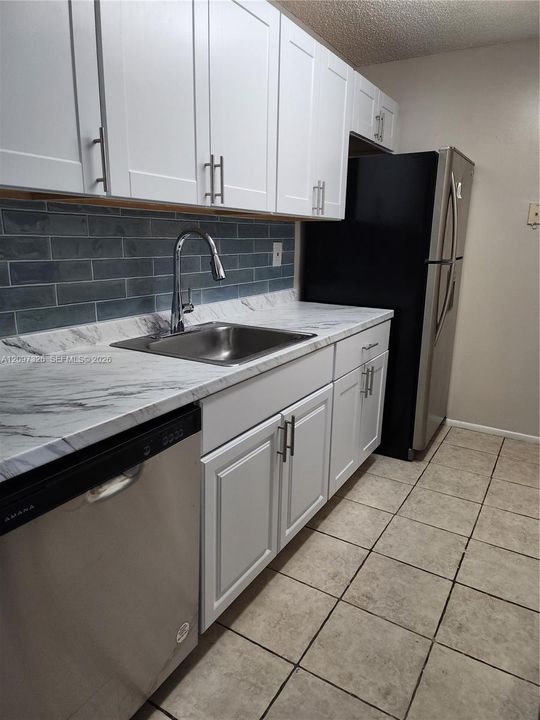 For Rent: $2,300 (3 beds, 2 baths, 930 Square Feet)