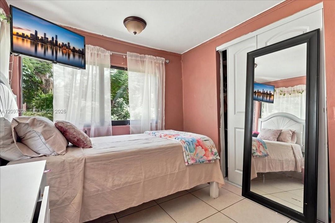 For Sale: $1,350,000 (4 beds, 2 baths, 1566 Square Feet)