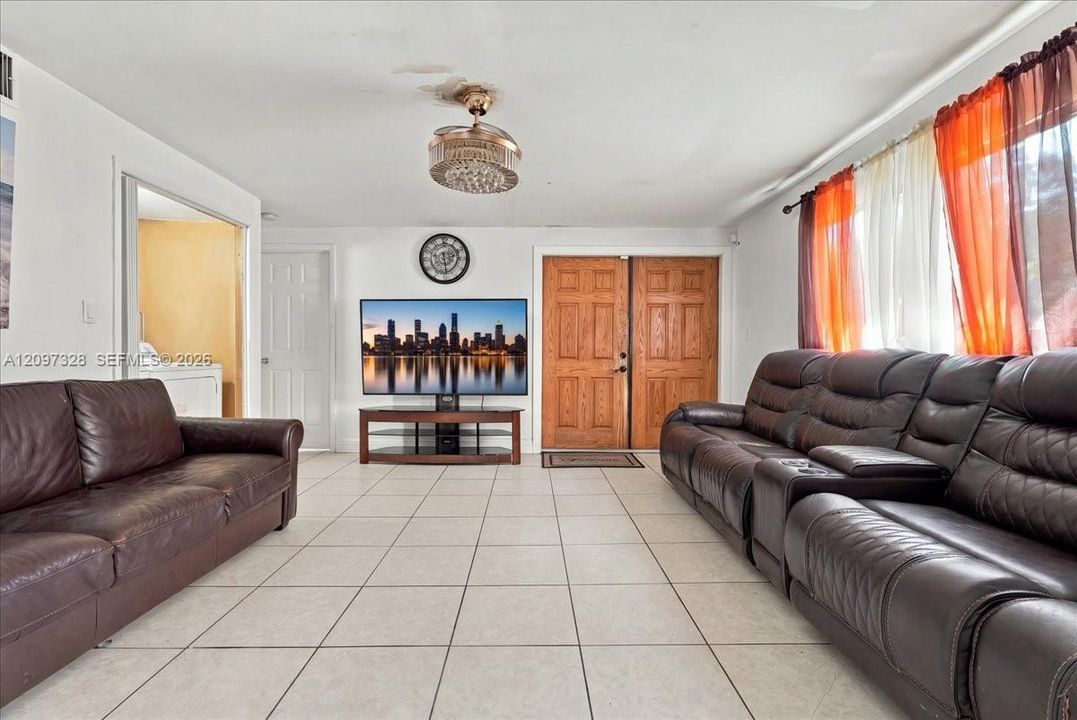 For Sale: $1,350,000 (4 beds, 2 baths, 1566 Square Feet)