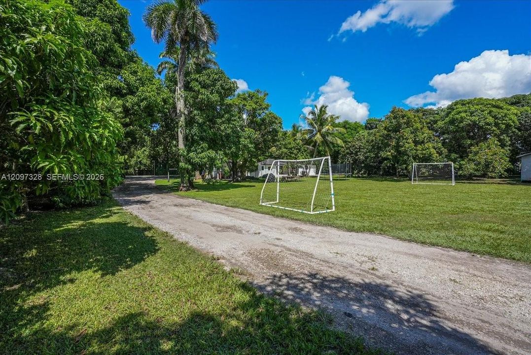 For Sale: $1,350,000 (4 beds, 2 baths, 1566 Square Feet)