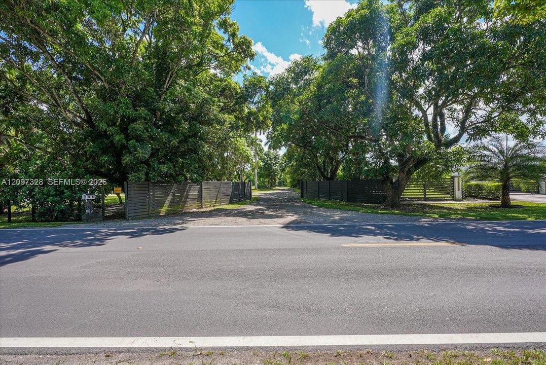For Sale: $1,350,000 (4 beds, 2 baths, 1566 Square Feet)