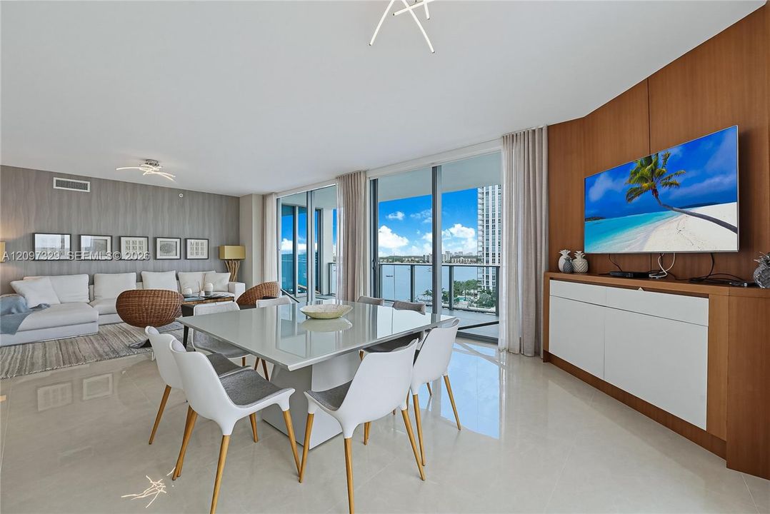 На продажу: $1,299,000 (2 спален, 2 ванн, 1999 Квадратных фут)