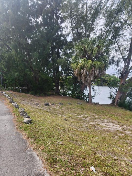 На продажу: $450,000 (0.83 acres)