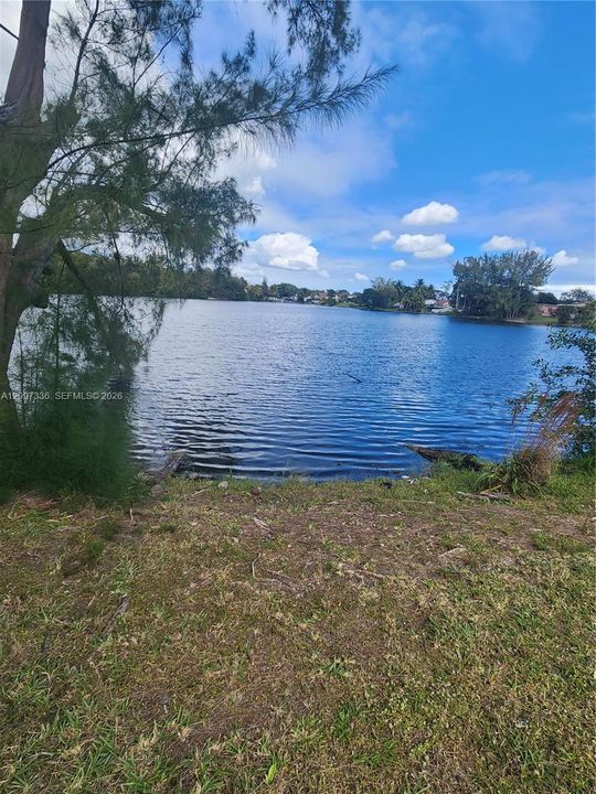 На продажу: $450,000 (0.83 acres)