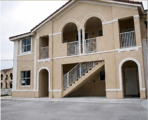 For Rent: $2,200 (3 beds, 2 baths, 1060 Square Feet)