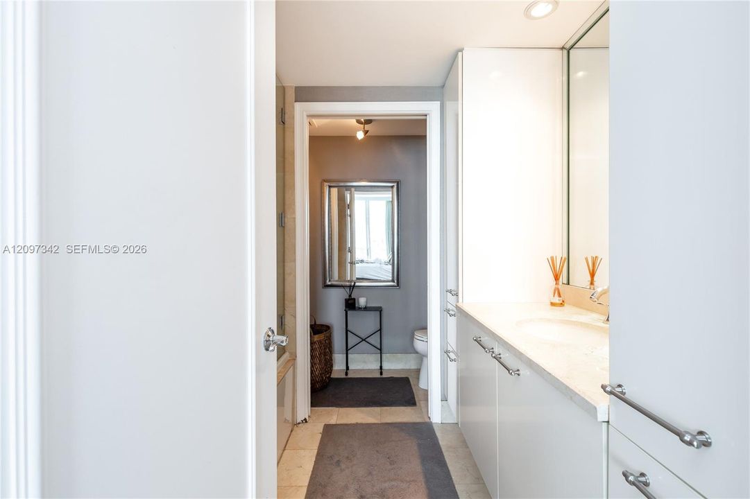 For Rent: $8,000 (1 beds, 1 baths, 1084 Square Feet)