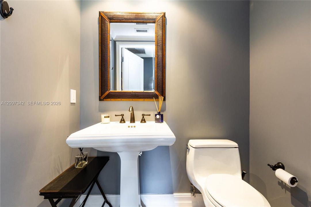 For Rent: $8,000 (1 beds, 1 baths, 1084 Square Feet)