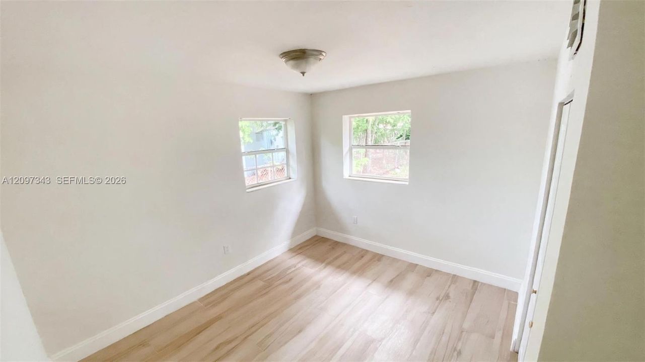 For Sale: $409,000 (3 beds, 1 baths, 811 Square Feet)