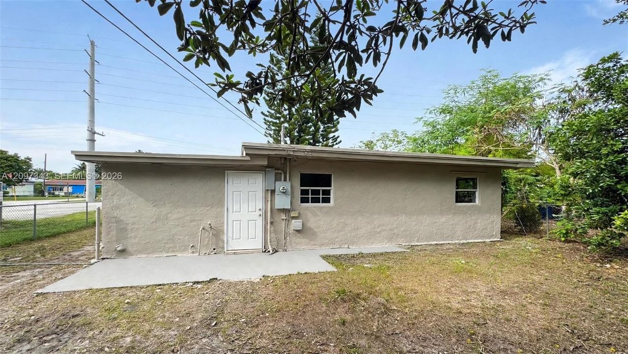 For Sale: $409,000 (3 beds, 1 baths, 811 Square Feet)