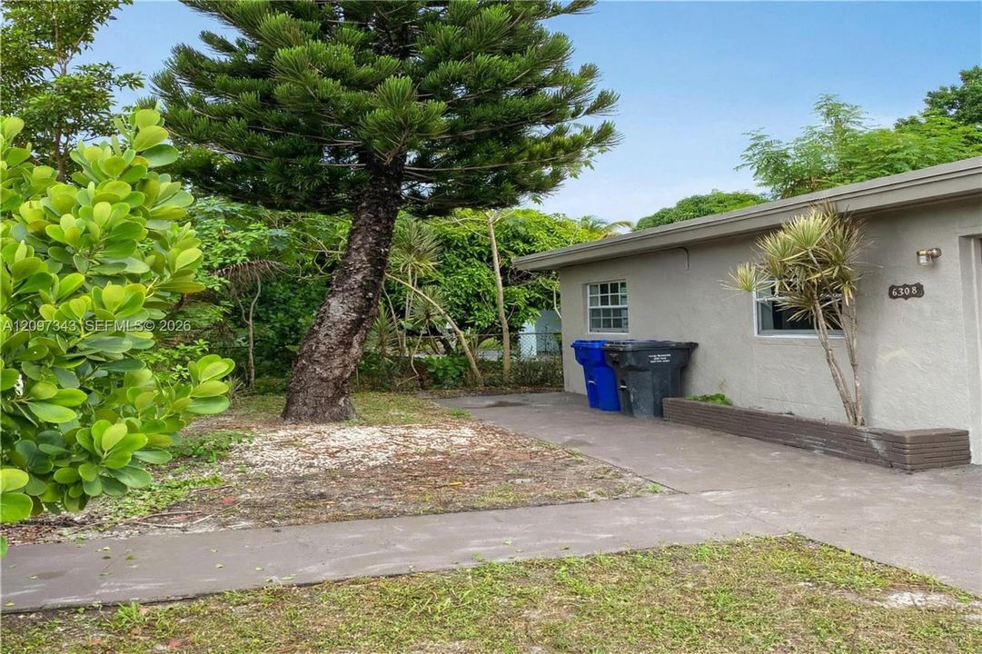 For Sale: $409,000 (3 beds, 1 baths, 811 Square Feet)
