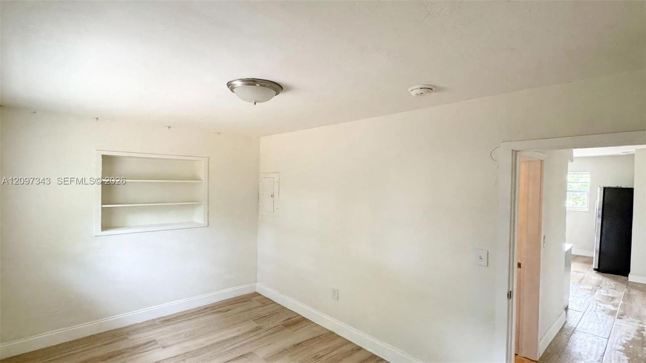For Sale: $409,000 (3 beds, 1 baths, 811 Square Feet)