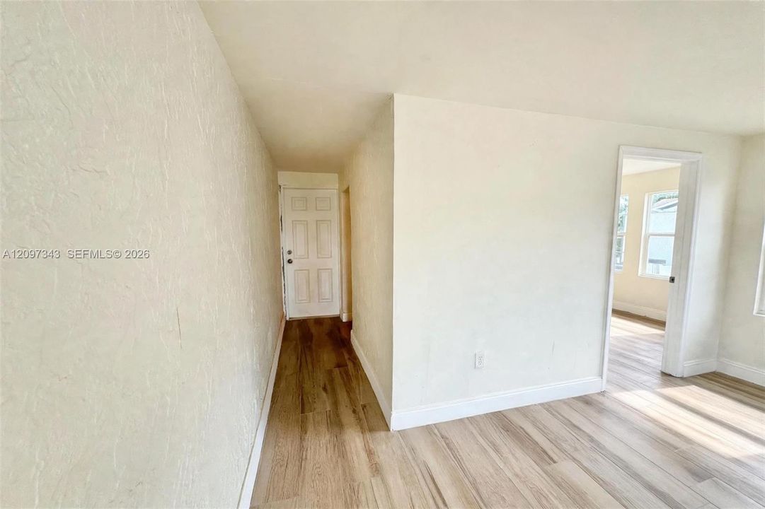 For Sale: $409,000 (3 beds, 1 baths, 811 Square Feet)