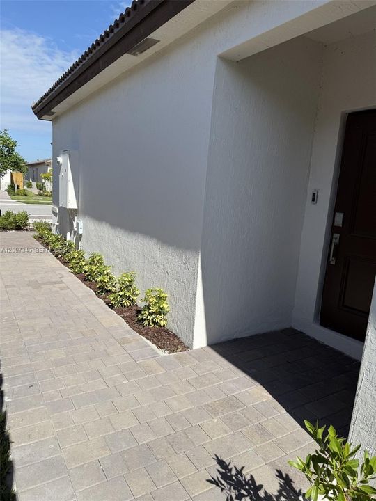 For Rent: $3,950 (5 beds, 3 baths, 3105 Square Feet)