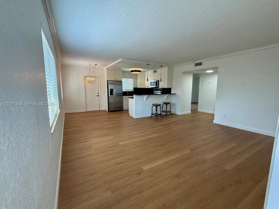 For Rent: $1,900 (2 beds, 1 baths, 908 Square Feet)