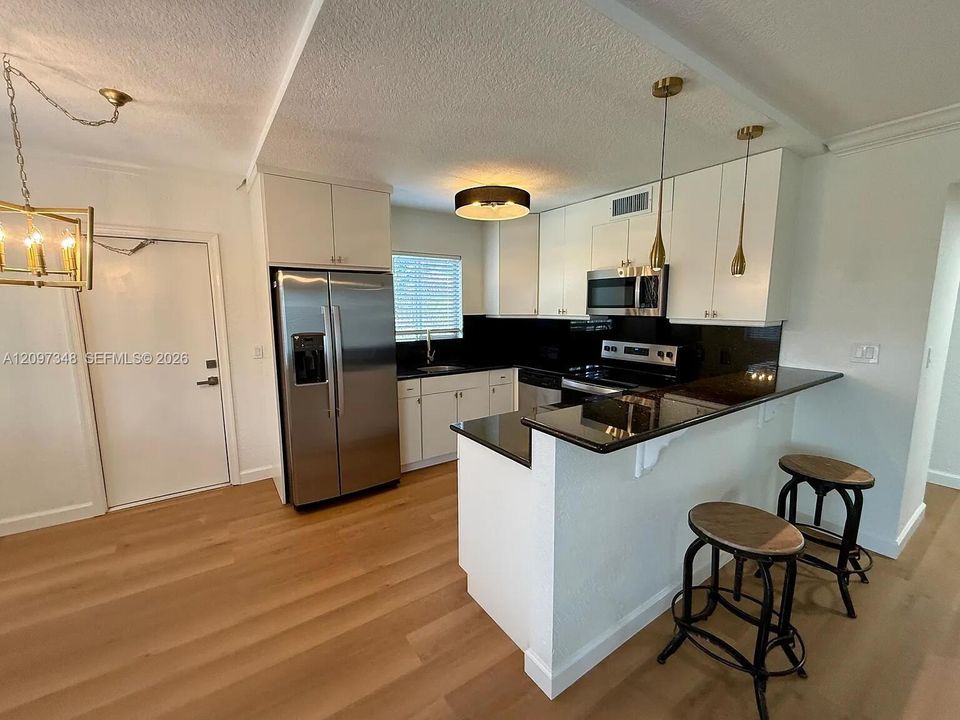 For Rent: $1,900 (2 beds, 1 baths, 908 Square Feet)