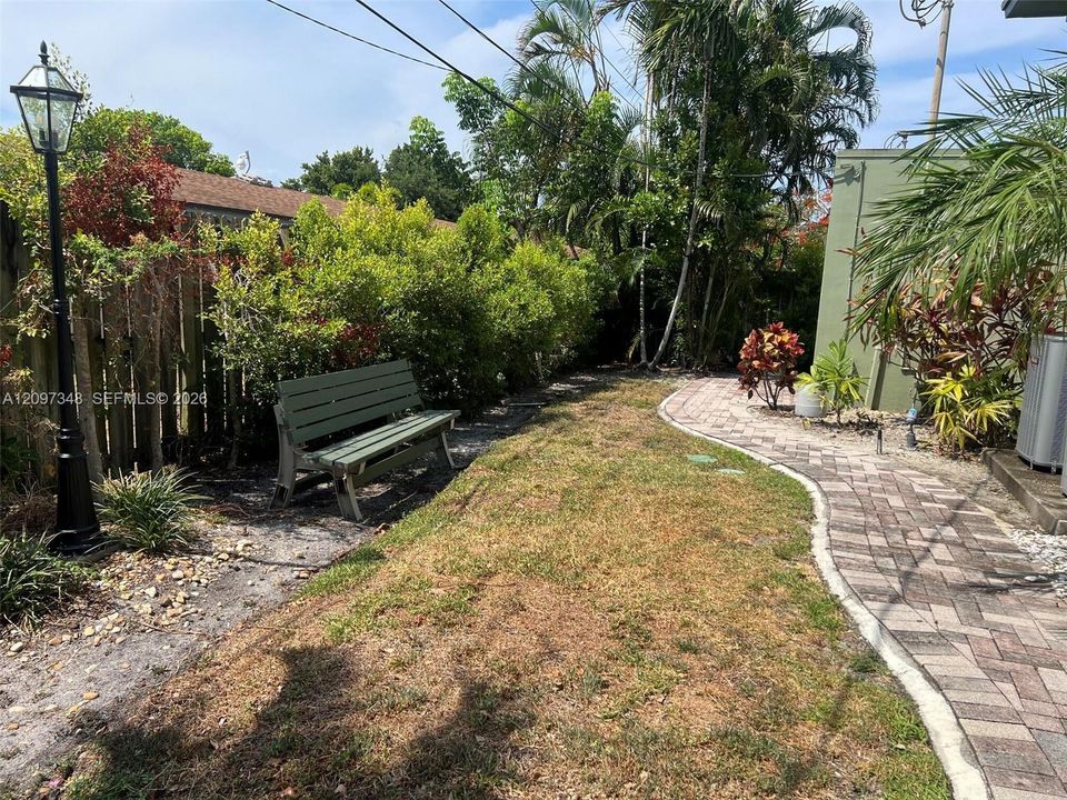 For Rent: $1,900 (2 beds, 1 baths, 908 Square Feet)