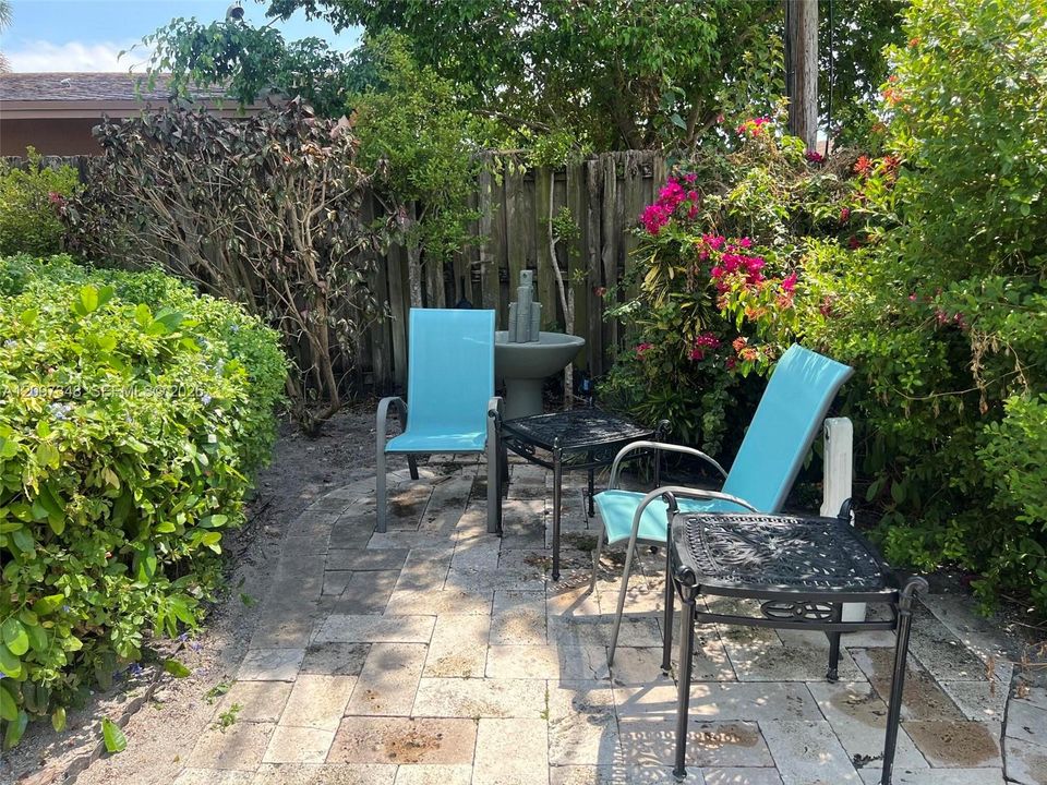 For Rent: $1,900 (2 beds, 1 baths, 908 Square Feet)