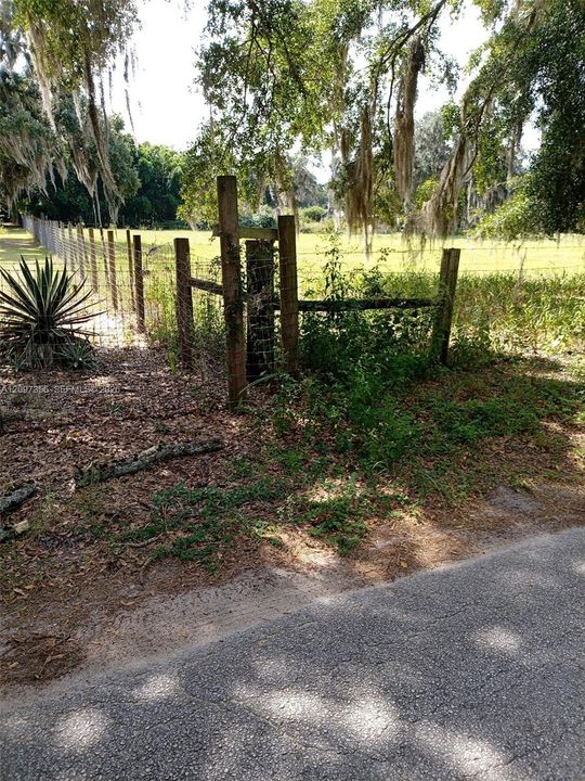 待售: $425,000 (2.72 acres)