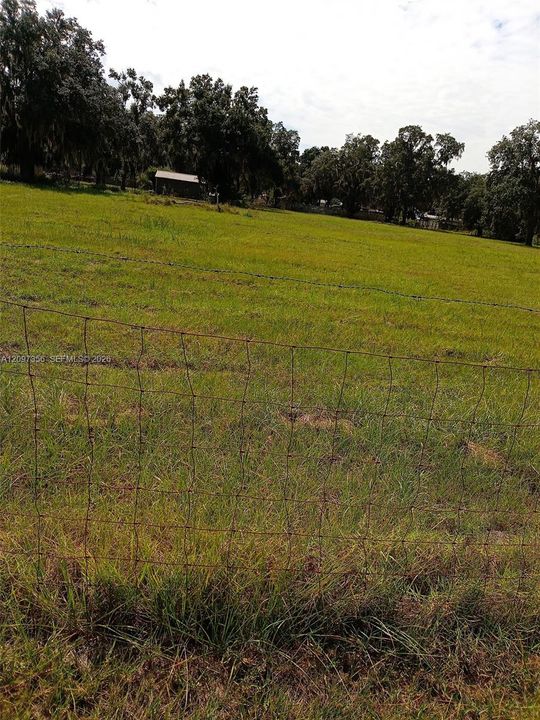 待售: $425,000 (2.72 acres)