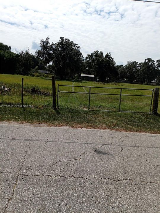 待售: $425,000 (2.72 acres)