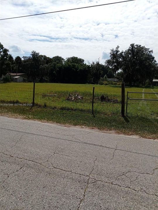 待售: $425,000 (2.72 acres)
