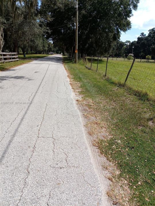 待售: $425,000 (2.72 acres)